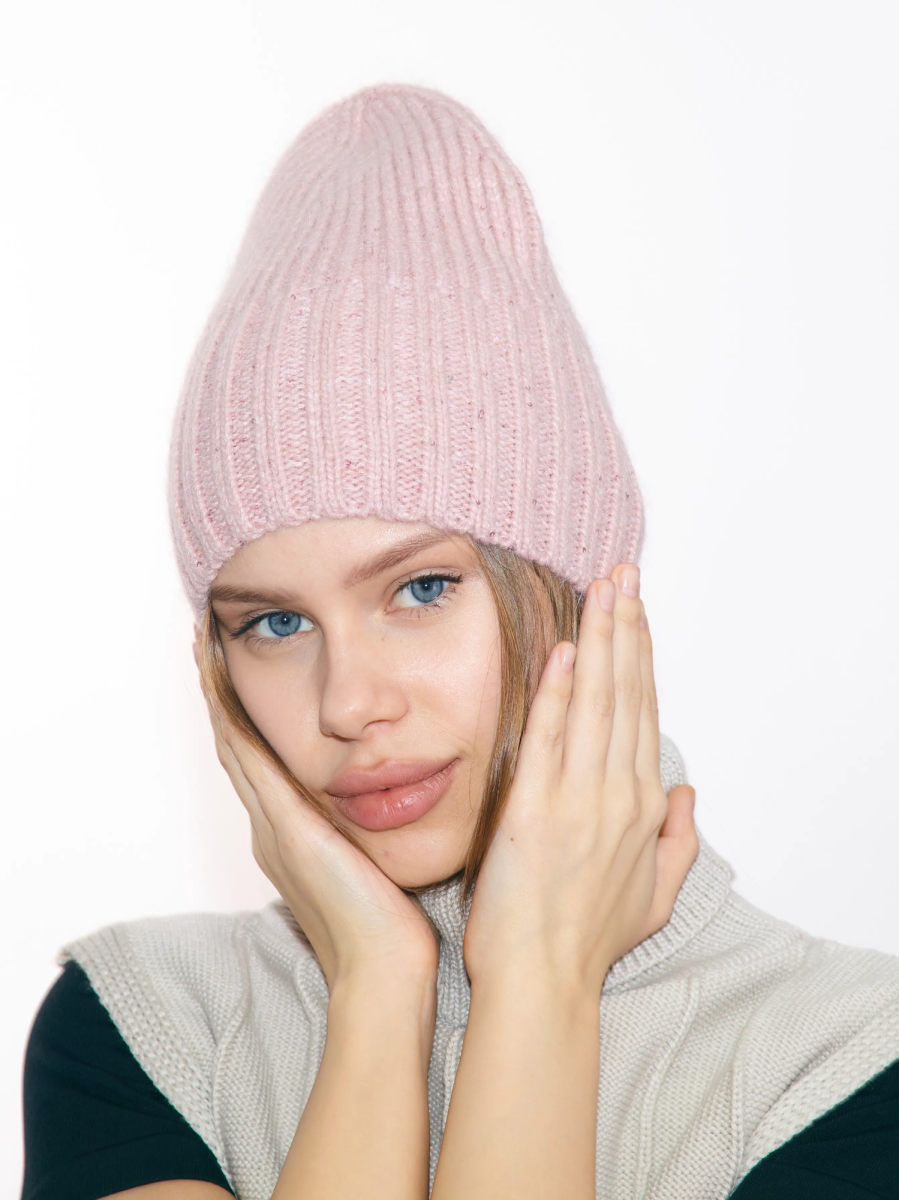 Вязаная шапка в пайетку с добавлением ангоры