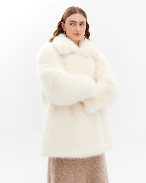 Экошуба оверсайз с английским воротником под песца Only me, цвет: молочный, ЭШ3491 купить онлайн