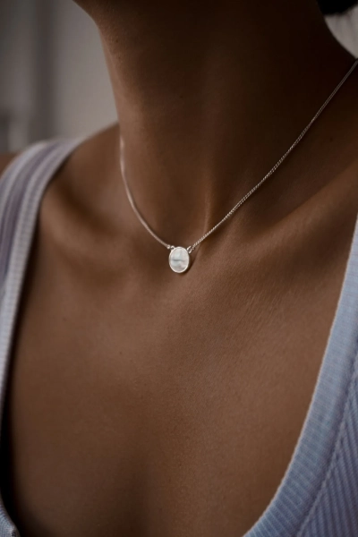 Серебряное колье-чокер с перламутром SBLESKOM, цвет: серебро, 11359 купить онлайн