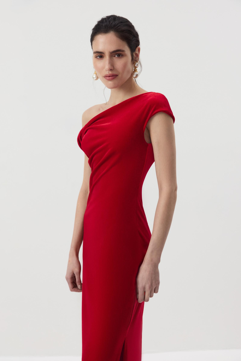 Платье макси с открытым плечом из бархата Charmstore, цвет: алый, 111-27542-441 купить онлайн