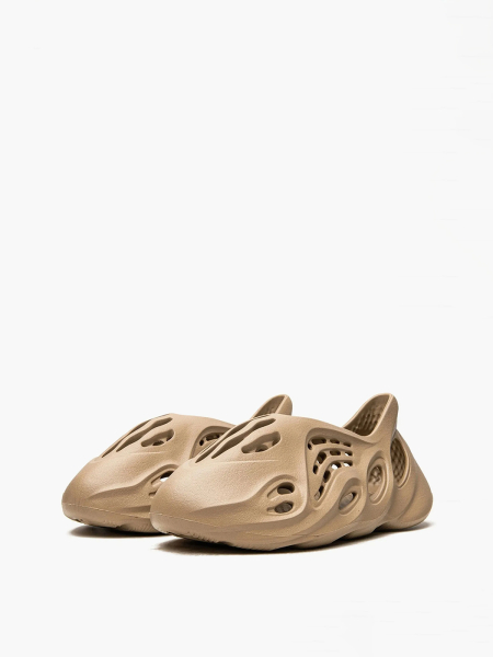 Шлепанцы Yeezy Foam RNNR Mist shvetsov store, цвет: золотой  купить онлайн