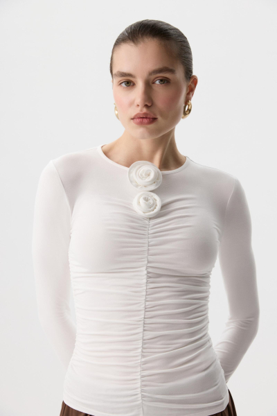 Лонгслив с декоративной розой Charmstore, цвет: молочный, 205-47065-111 купить онлайн