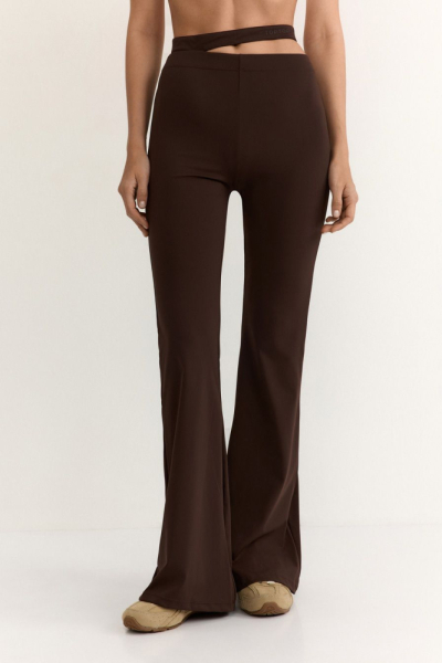 Брюки-клеш с вырезом на поясе