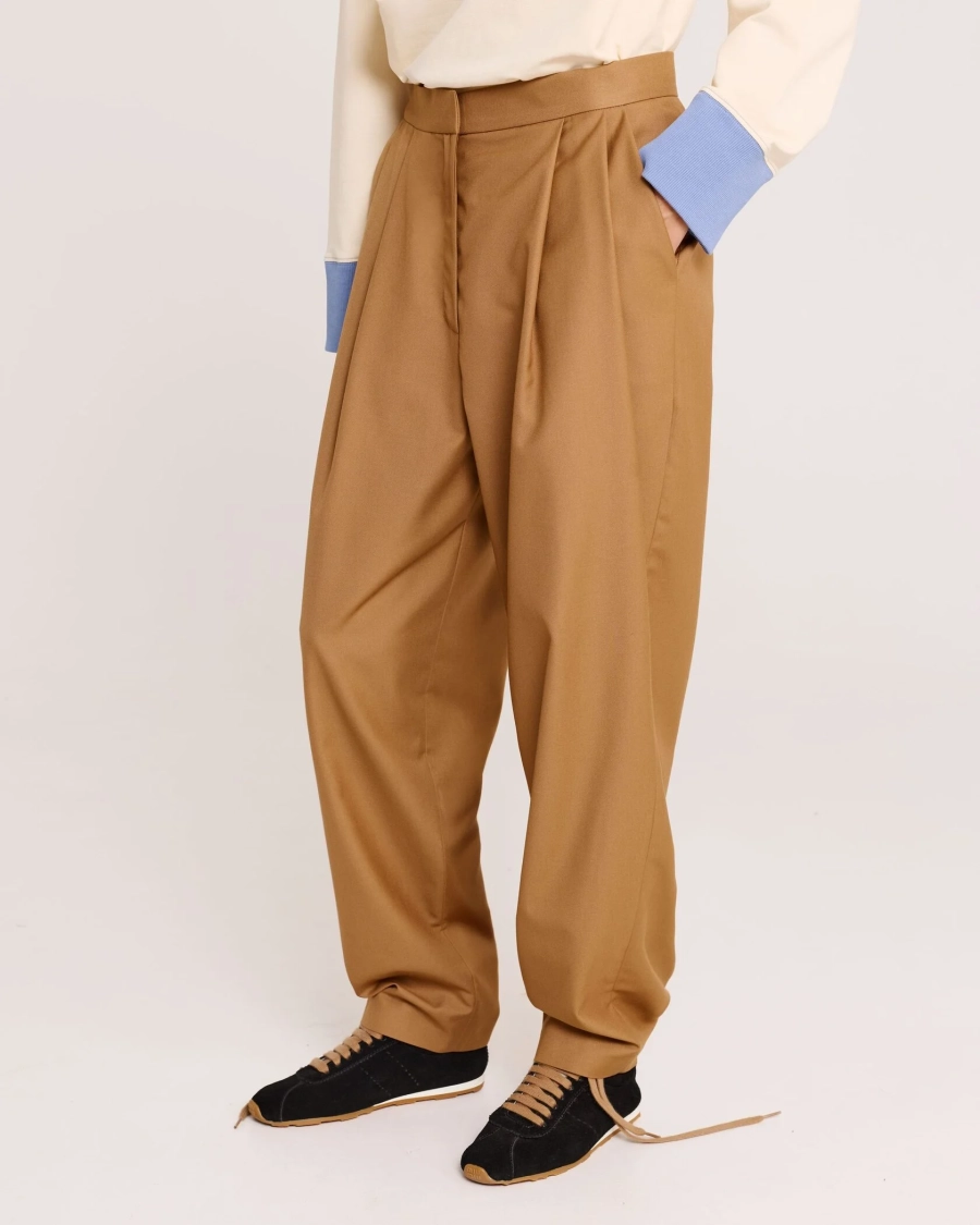 Брюки со складками CARAMEL Anmuse, цвет: кремовый, TR25W199-CRM купить онлайн