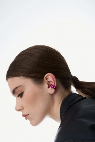 Серебряная серьга-кафф «Цыпа» fuchsia SBLESKOM, цвет: фуксия, 101781 купить онлайн