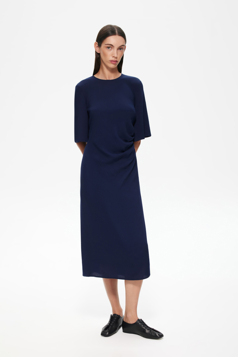 Платье полуприлегающее с драпировкой