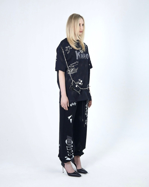 Джоггеры KINO DRAWINGS PATCH 580 GR BLACK ASIA ST 71, цвет: Черный, Ast71.kino-jogg-draw-bl купить онлайн