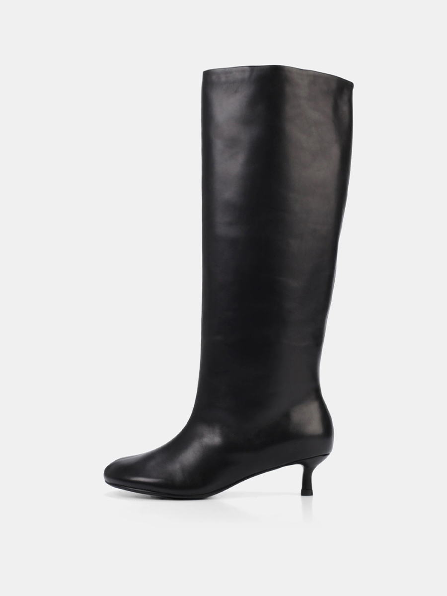 Сапоги трубы на маленьком каблуке