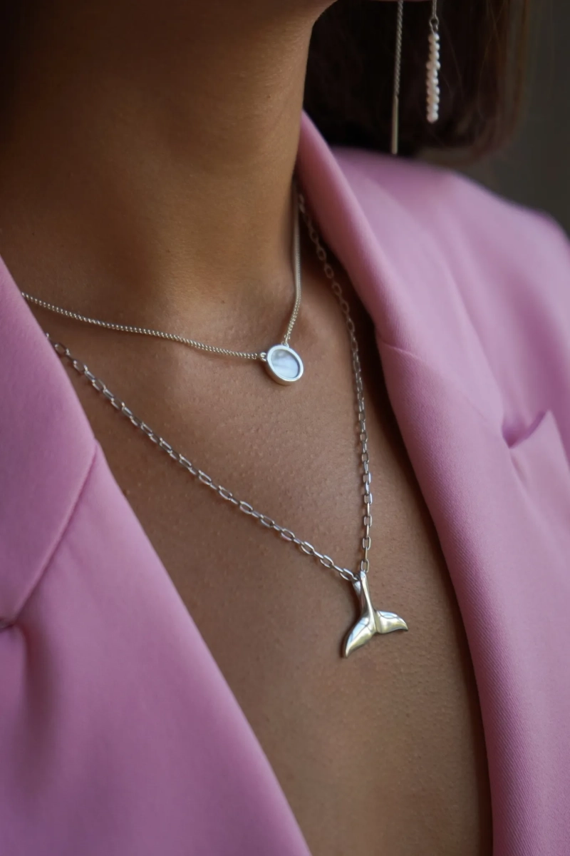 Серебряное колье-чокер с перламутром SBLESKOM, цвет: серебро, 11359 купить онлайн