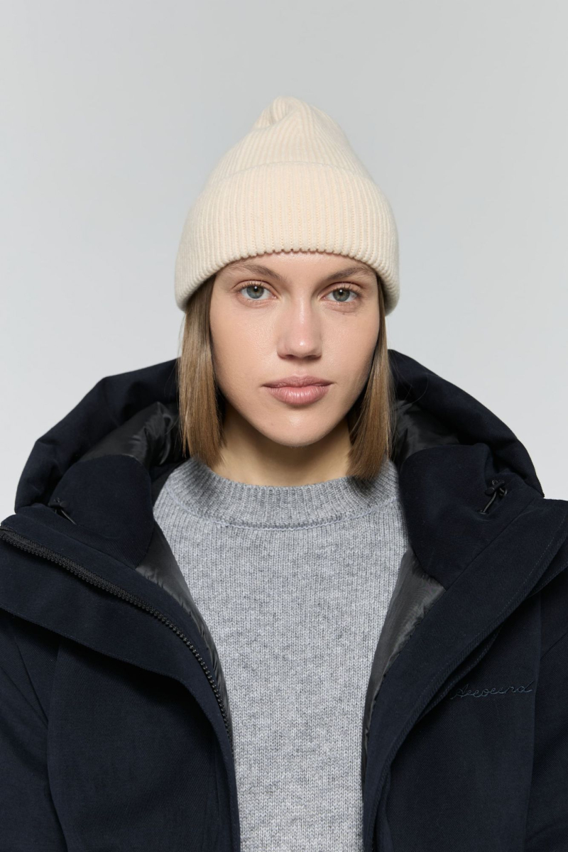 Шапка из объемной шерсти