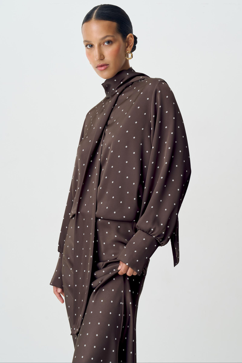 Блузка с бантом из сатина в горох Charmstore, цвет: шоколадный 102-38939-551 |новая коллекция купить онлайн