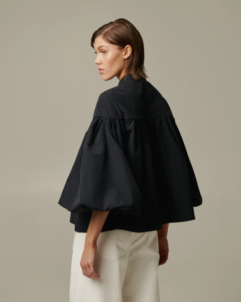 Блуза с акцентными рукавами