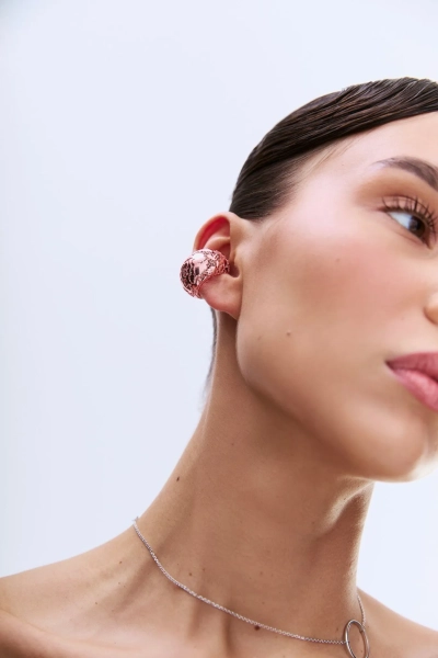 Серебряная серьга-кафф «Кружево» еще больше SBLESKOM, цвет: розовый, 32141 купить онлайн