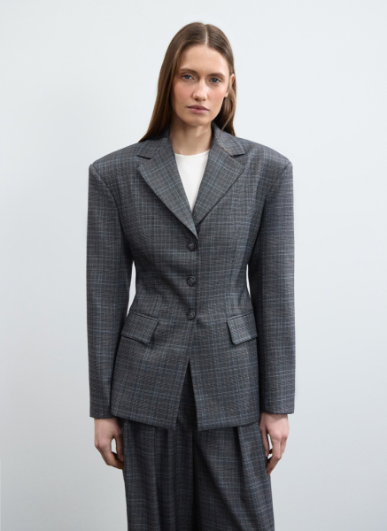 Жакет приталенный с акцентными плечами