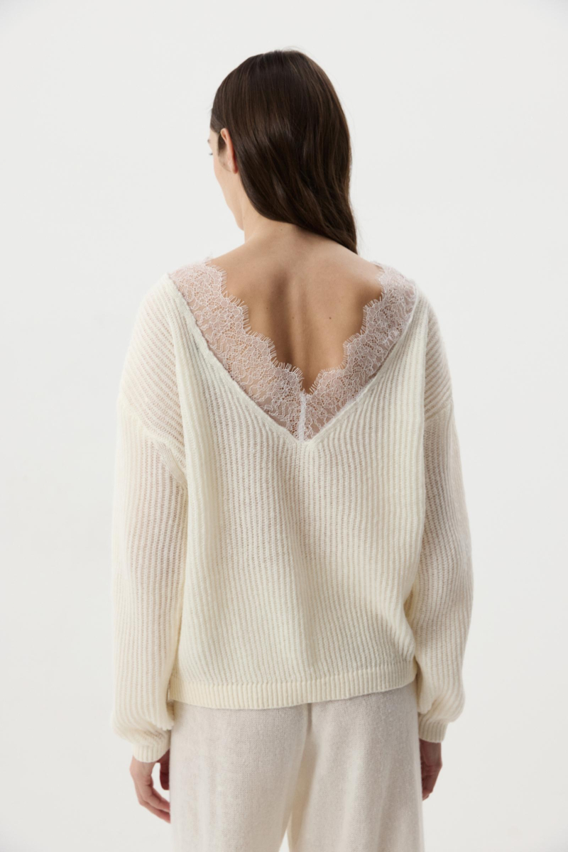 Джемпер с кружевом Charmstore, цвет: молочный, 303-49281-111 купить онлайн