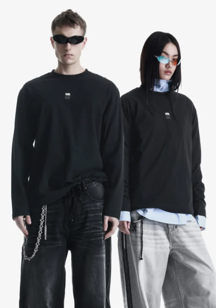 Лонгслив с тональным логотипом