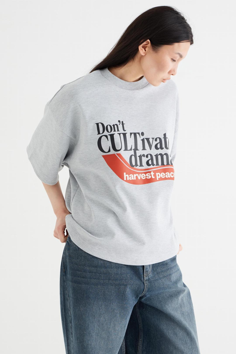 Футболка укороченная «Драма» CULTBASE, цвет: серый,  купить онлайн