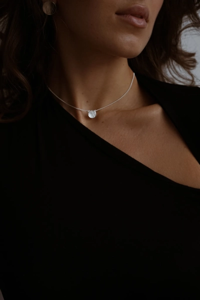 Серебряное колье-чокер с перламутром SBLESKOM, цвет: серебро, 11359 купить онлайн