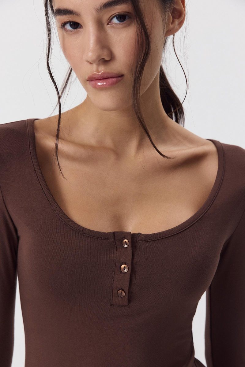 Лонгслив с пуговицами Charmstore, цвет: шоколадный, 205-43265-551 купить онлайн