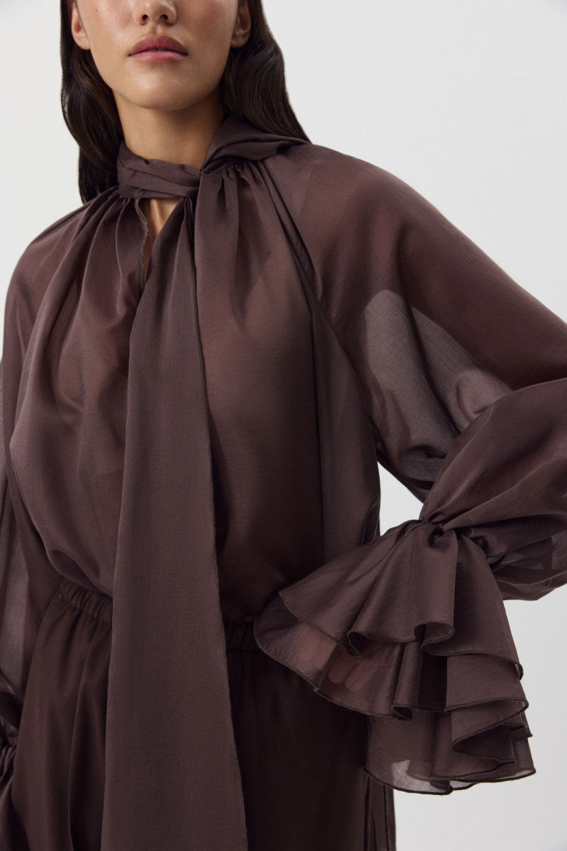 Блуза с бантом из тенсела Charmstore, цвет: шоколадный, 102-415100-551 купить онлайн