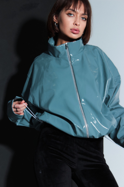 Бомбер из лаковой экокожи