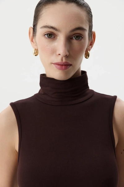 Боди с воротником-стойкой Charmstore, цвет: шоколадный, 217-50865-551 купить онлайн