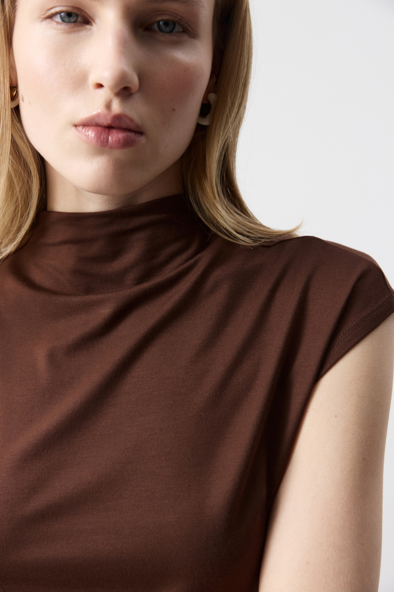 Топ трикотажный со стойкой Charmstore, цвет: шоколадный, 214-57265-551 купить онлайн