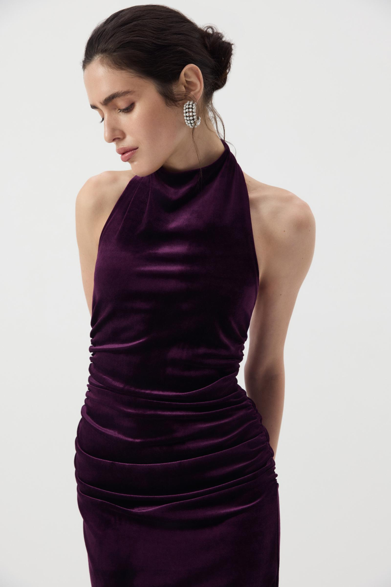 Платье макси с воротником халтер из бархата Charmstore, цвет: сливовый, 111-48042-680 купить онлайн