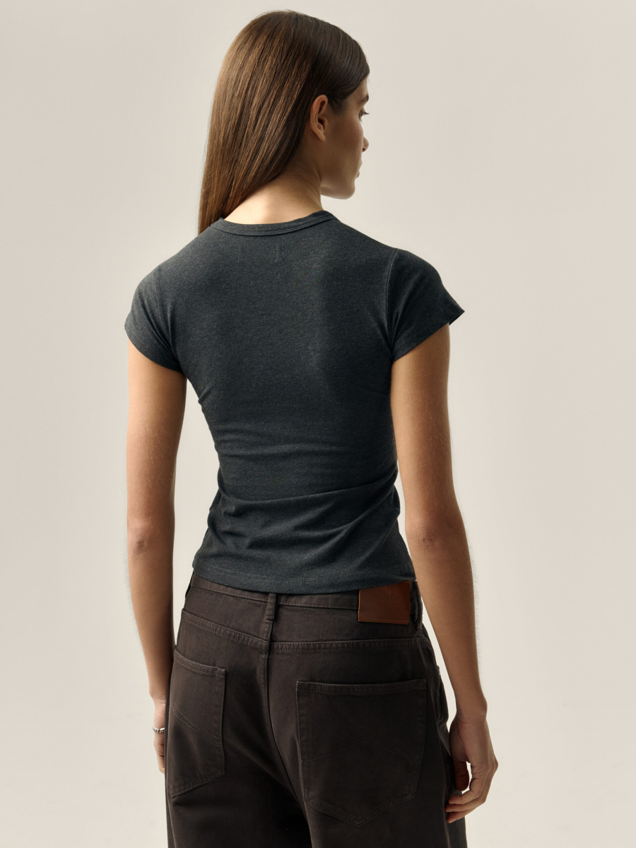 Футболка Confidence curve NAIPACHE, цвет: Черный,  купить онлайн