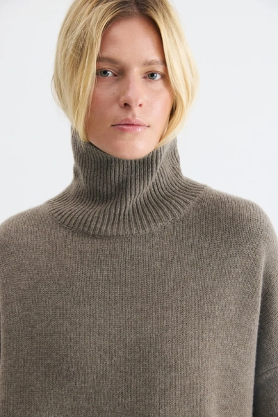 Свитер оверсайз с высоким воротником из шерсти Daisyknit, цвет: Кофейный,  купить онлайн