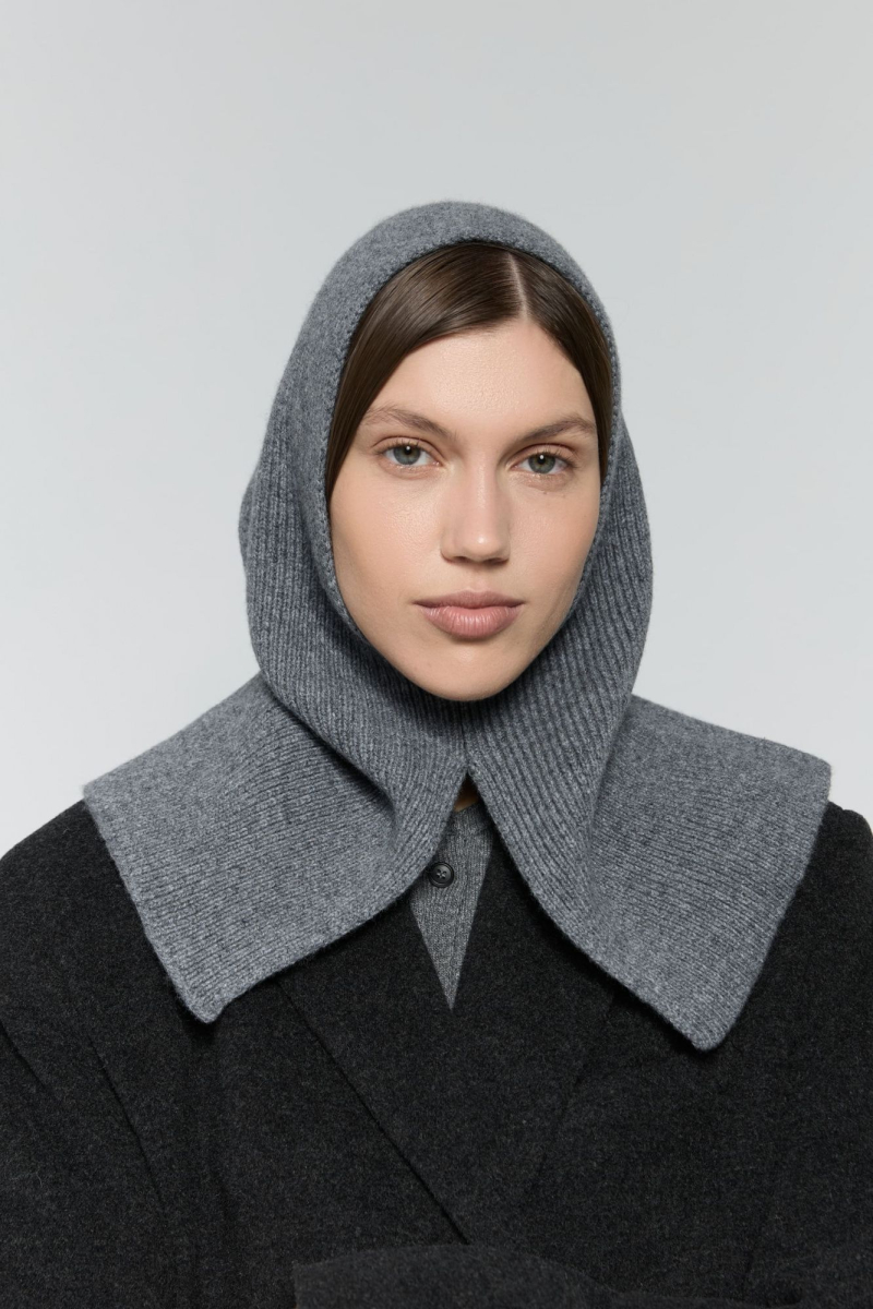 Капор из объемной шерсти