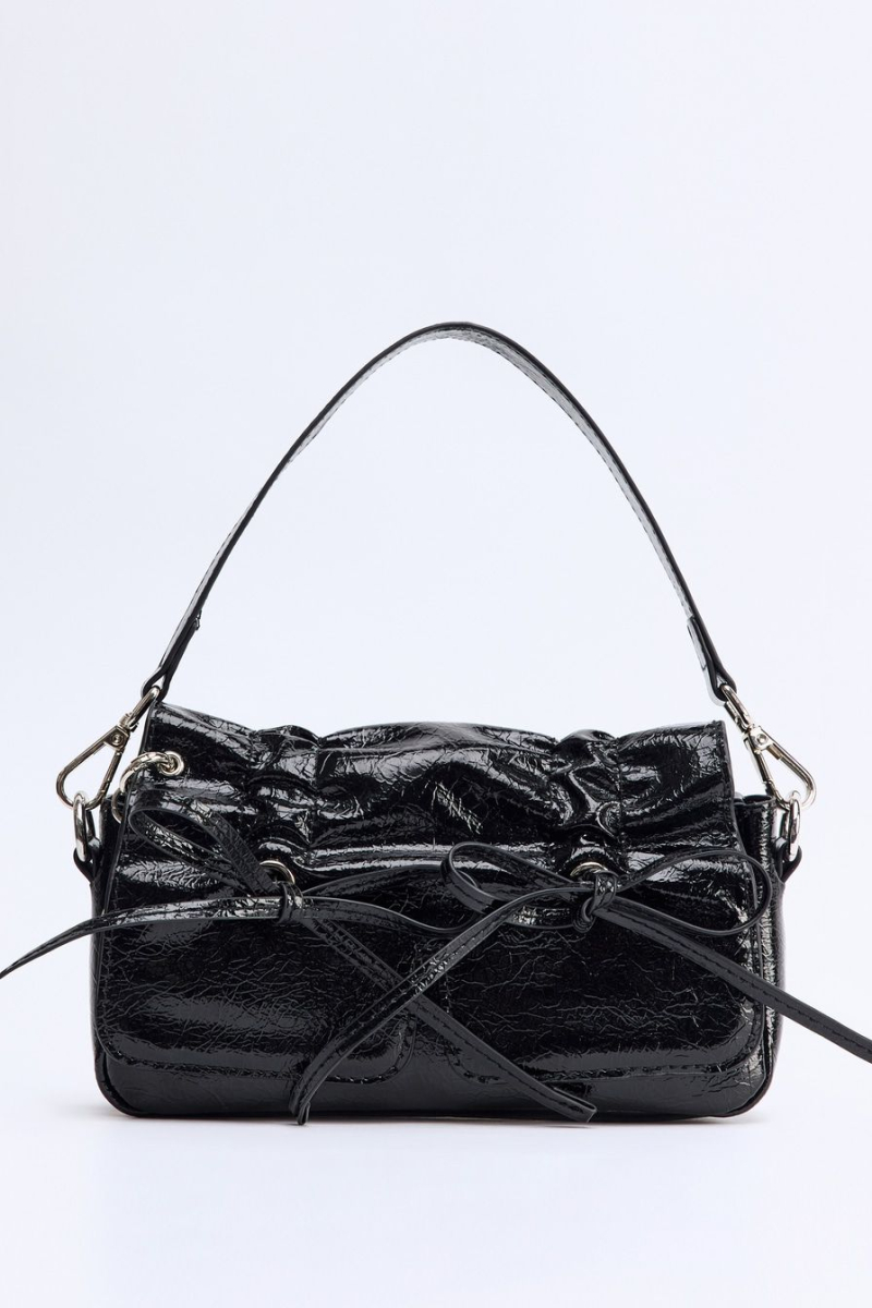 Сумка из лаковой экокожи