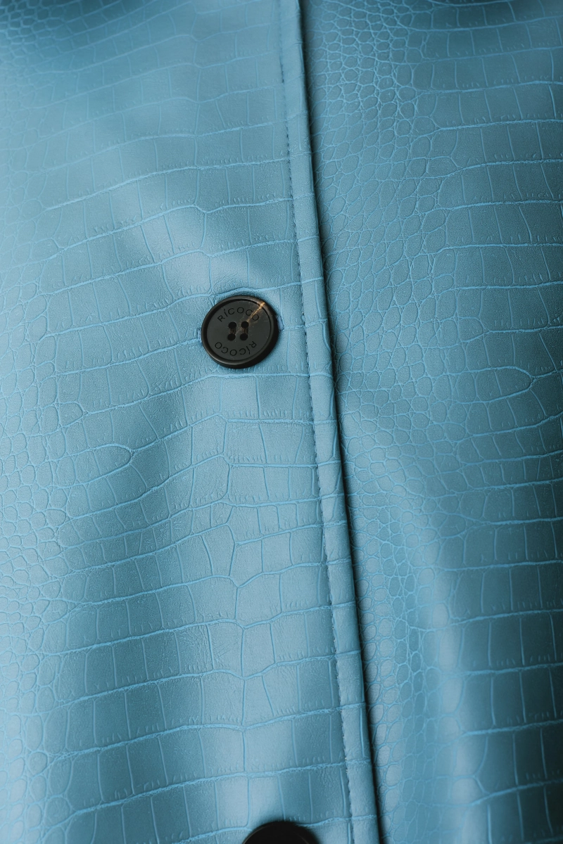 Тренч удлиненный из экокожи с эффектом тиснения Ricoco, цвет: синий, 7049/1 купить онлайн