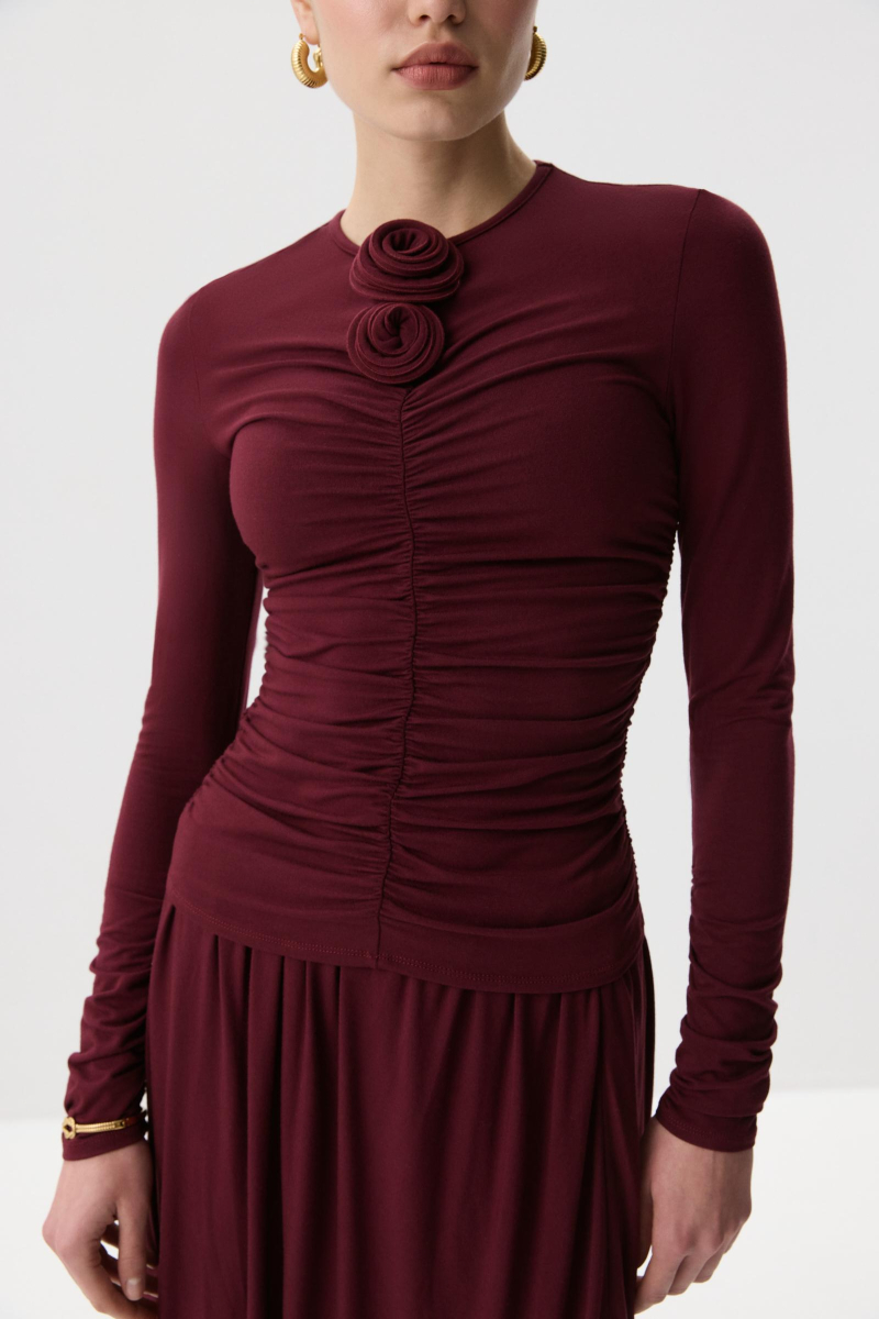 Лонгслив с декоративной розой Charmstore, цвет: винный, 205-47065-451 купить онлайн