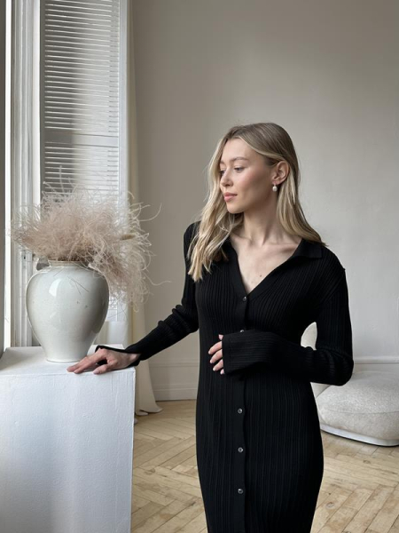 Вязаное платье на пуговицах