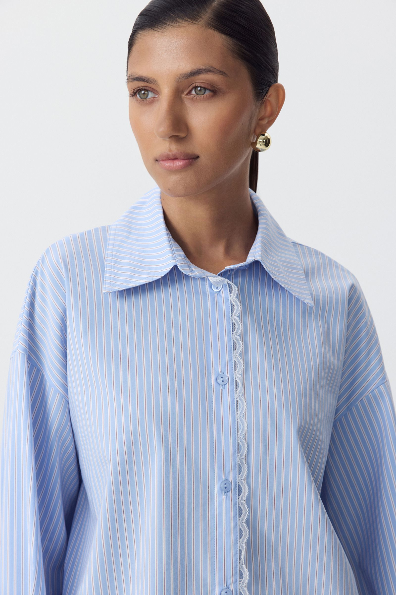 Рубашка в полоску с кружевной отделкой Charmstore, цвет: голубой, 112-41946-668 купить онлайн