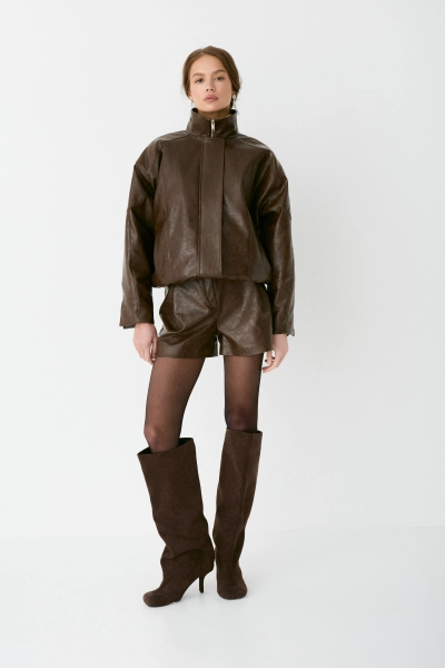 Бомбер из состаренной экокожи утепленный Ricoco, цвет: коричневый, 6074/3 купить онлайн
