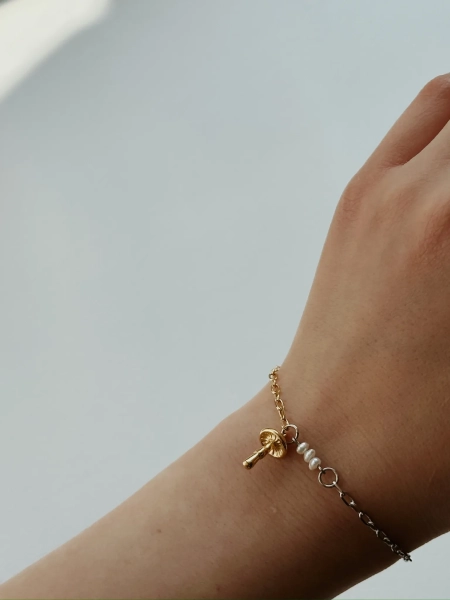 Серебряный браcлет на цепочке «Мухоморы» SBLESKOM, цвет: позолота, 12073 купить онлайн