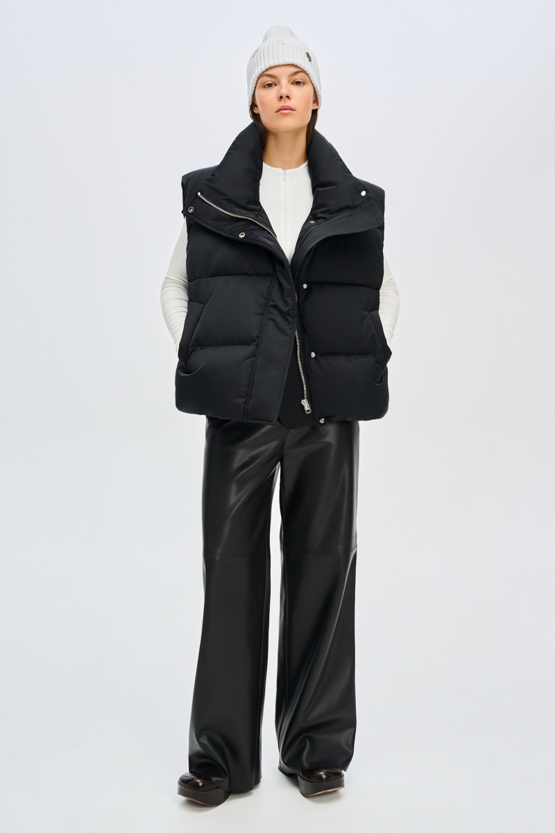 Жилет объемный пуховый FW 24/25 Label .B, цвет: black, Jc.32.5.0626.0924BLC купить онлайн