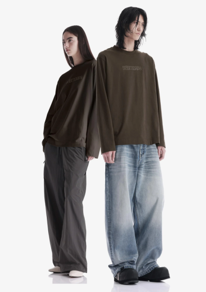 Лонгслив с тональным логотипом