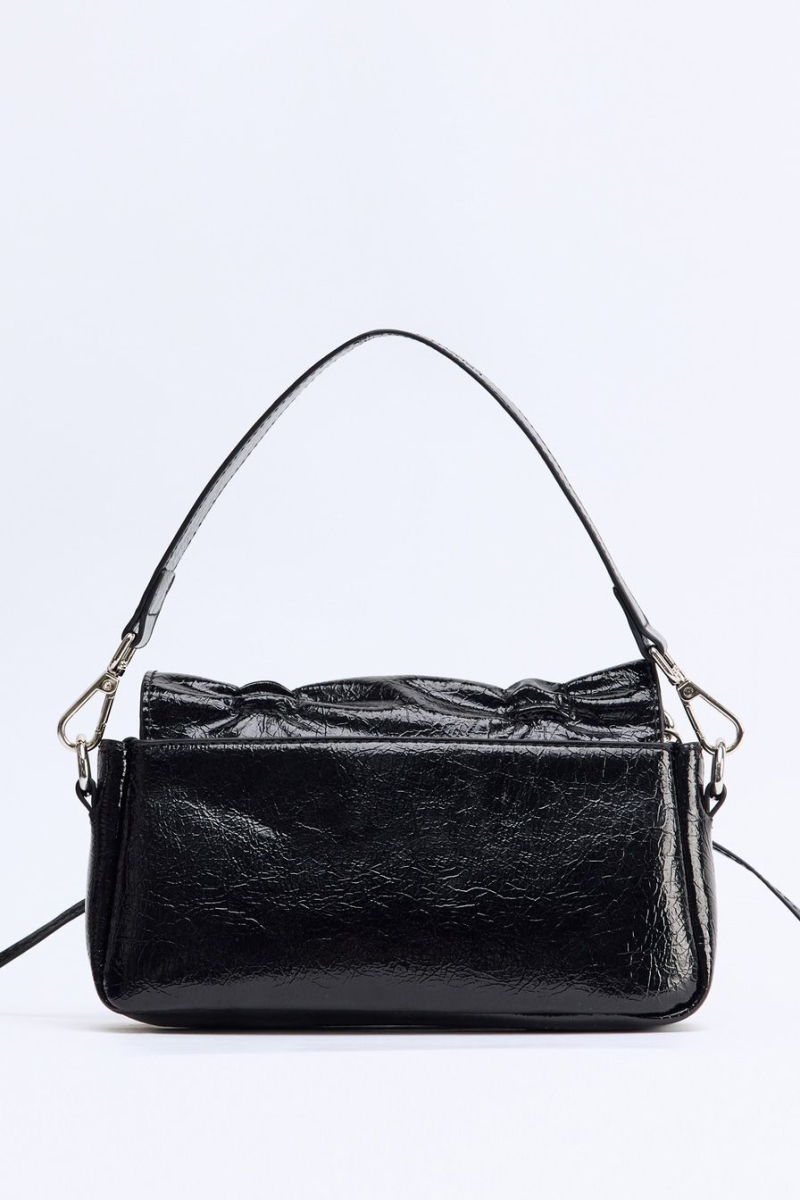 Сумка из лаковой экокожи