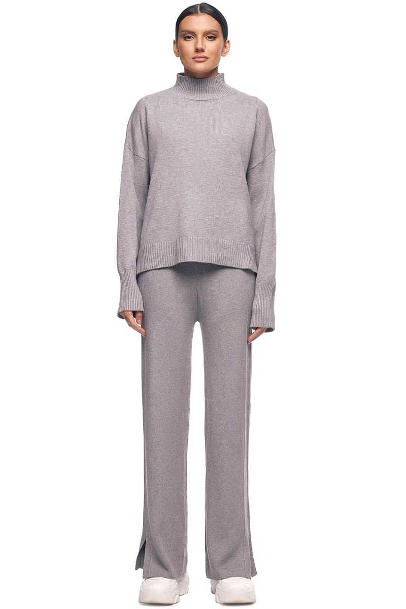 Костюм трикотажный с разрезами