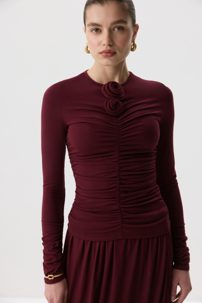 Лонгслив с декоративной розой