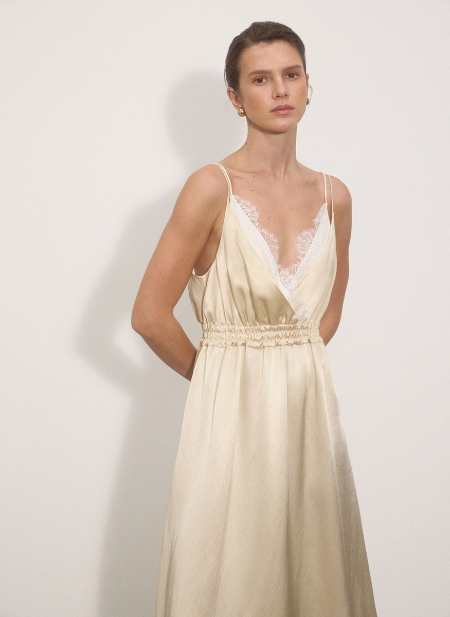 Платье из атласа