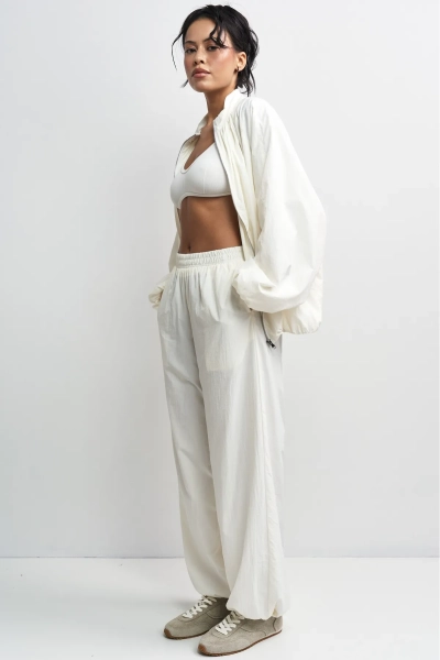 Брюки из плащевки Erist store, цвет: белый, НФ-00003397 купить онлайн