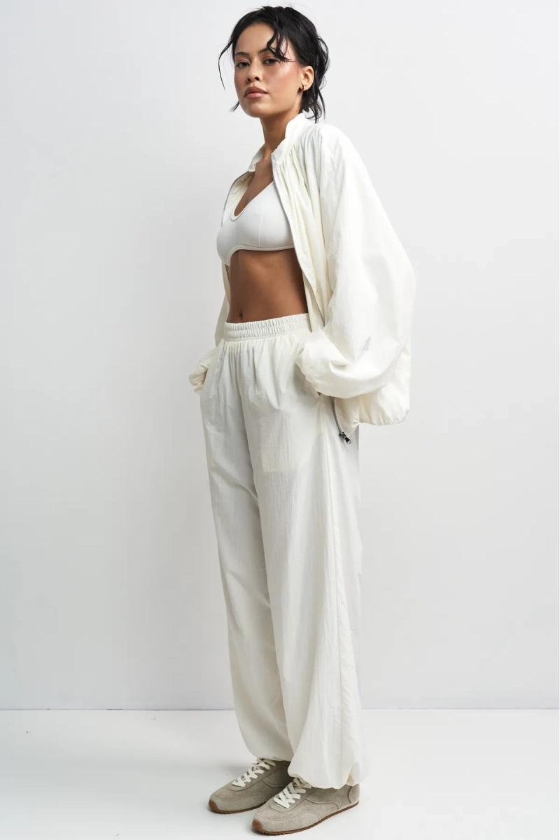 Брюки из плащевки Erist store, цвет: белый, НФ-00003397 купить онлайн