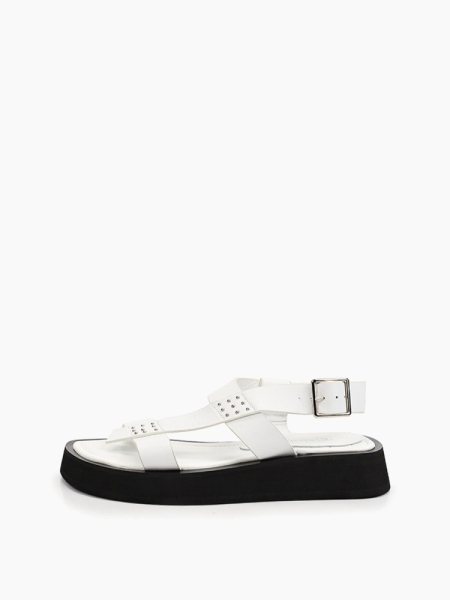 Сандалии на черной подошве из натуральной кожи