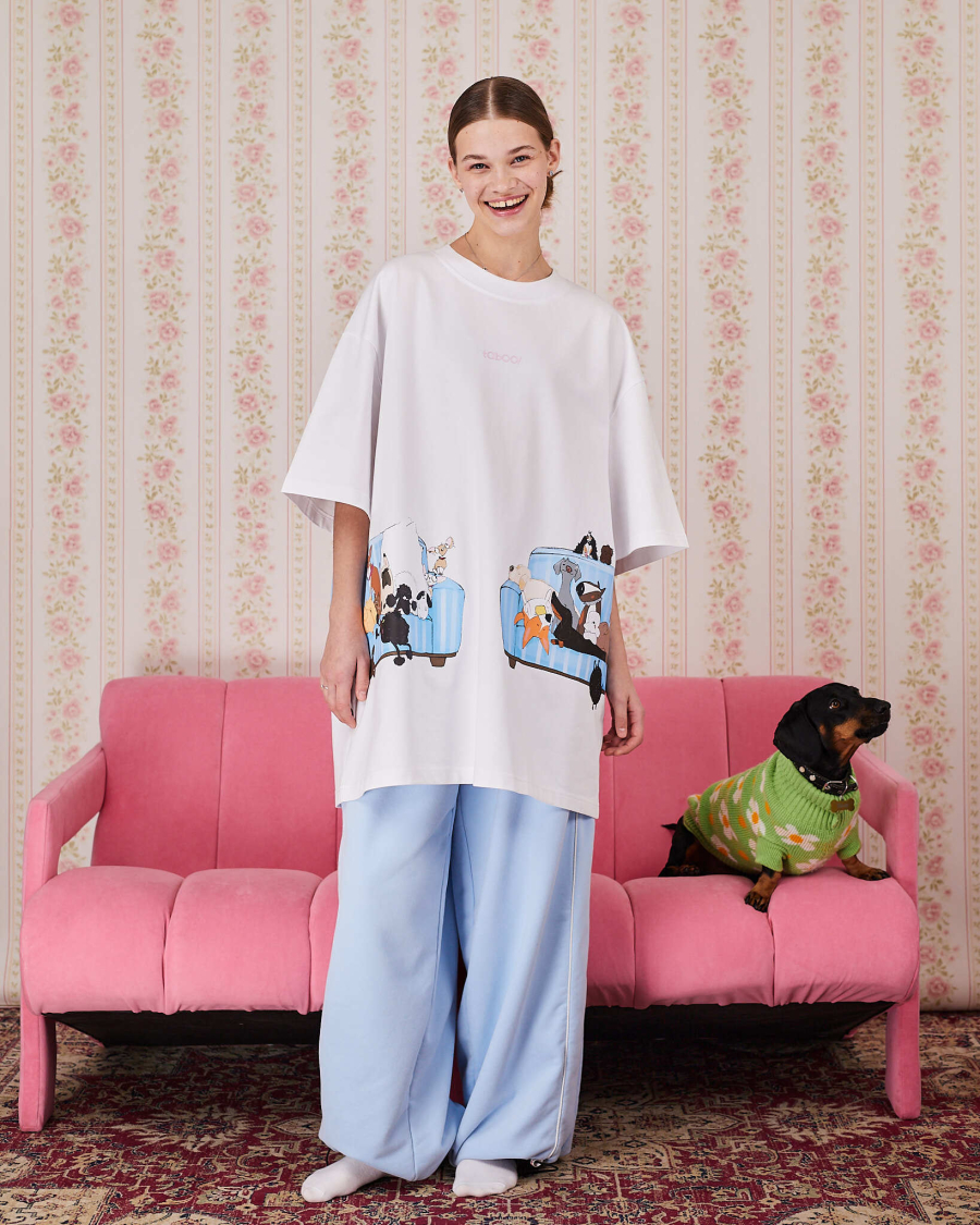 Футболка собаки на голубом диване