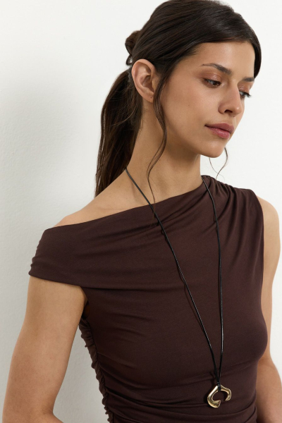 Платье с асимметричной горловиной TOPTOP, цвет: коричневый, TT.010.17532.700.05288 купить онлайн