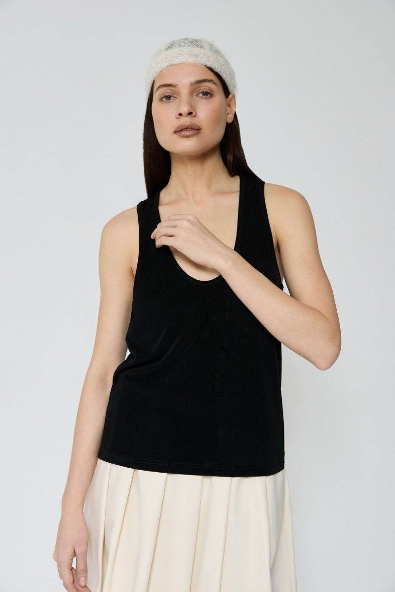 Майка с глубоким вырезом